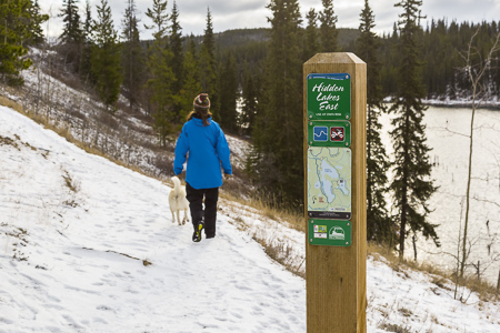 Hidden Lakes East trailhead signage.